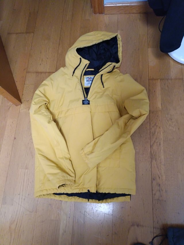 Chubasquero Pull&Bear color mostaza, amarillo de segunda mano por
