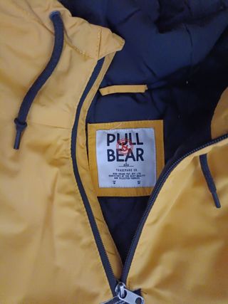 Chubasquero Pull&Bear color mostaza, amarillo 