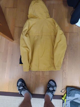 Chubasquero Pull&Bear color mostaza, amarillo 