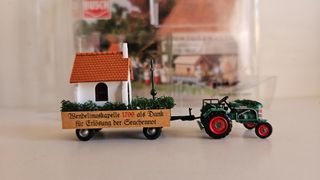 Busch 1:87. Tractor clásico con remolque y Capilla