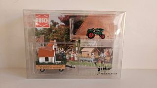Busch 1:87. Tractor clásico con remolque y Capilla