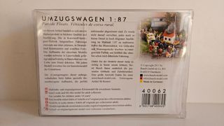 Busch 1:87. Tractor clásico con remolque y Capilla
