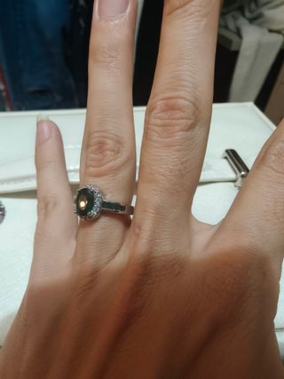 Anillo Oro Blanco con piedra verde 
