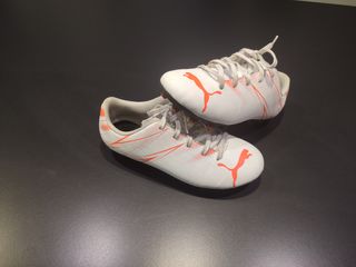 Botas de fútbol Puma blancas y naranjas