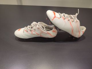 Botas de fútbol Puma blancas y naranjas