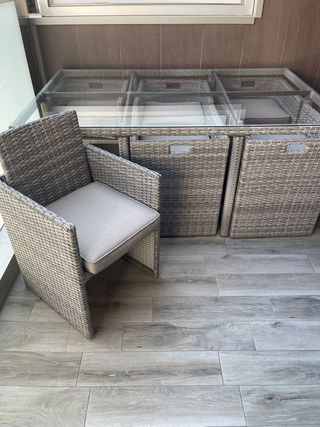Mesa y sillones de terraza ratán y cristal