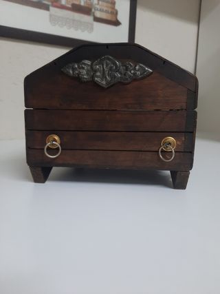 Caja de madera con herrajes