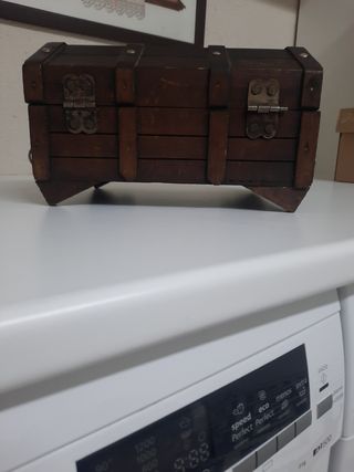 Caja de madera con herrajes