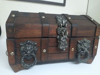 Caja de madera con herrajes