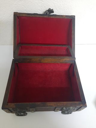 Caja de madera con herrajes