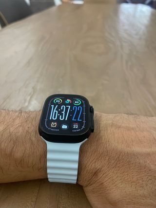 Apple Watch Ultra 2 negro con correa azul hielo 