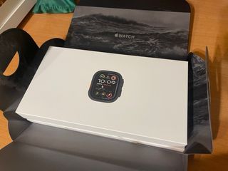 Apple Watch Ultra 2 negro con correa azul hielo 