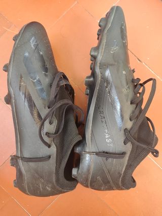 Botas de fútbol negras