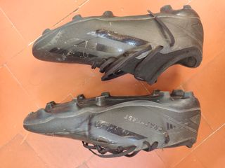 Botas de fútbol negras