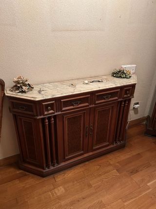 Mueble antiguo de madera y mármol