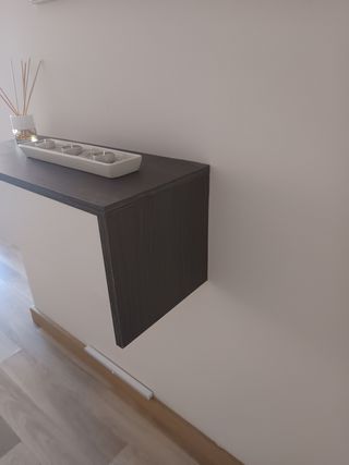 Recibidor con espejo gris oscuro y blanco.