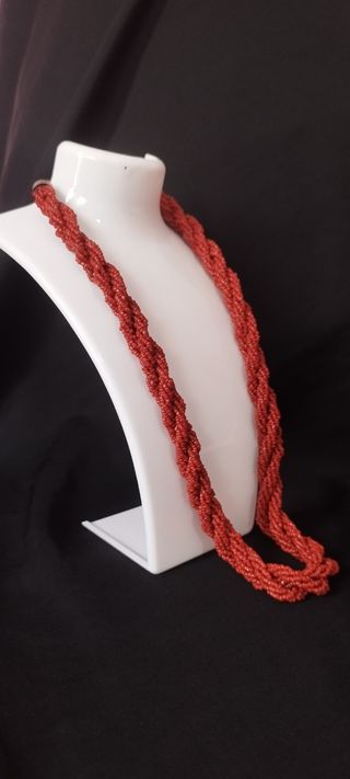 Collar de coral trenzado