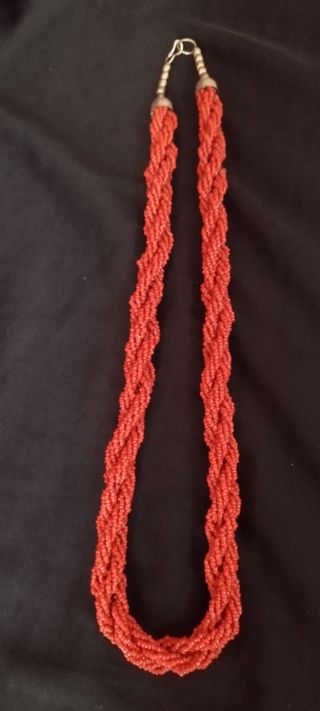 Collar de coral trenzado