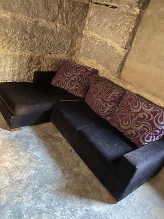 Sofá modular negro con cojines