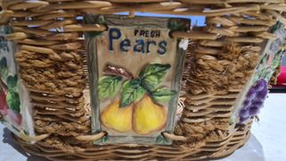 Cesto de mimbre decorado con frutas