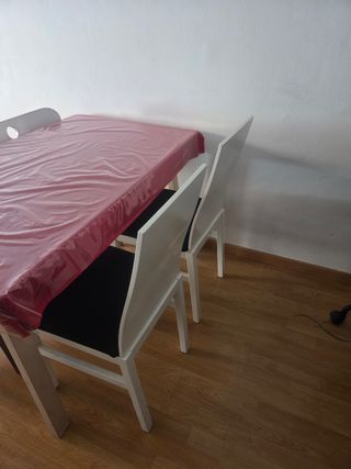 Sillas de comedor blancas y negras