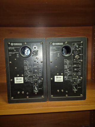 Altavoces Yamaha Negros