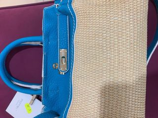 Borsa estiva intrecciata blu e beige