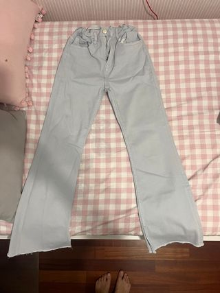 Pantalones grises acampanados