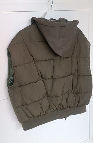 Chaleco Zara caqui con capucha