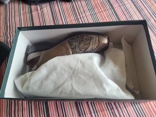 Zuecos dorados y multicolor