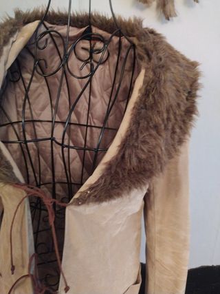 Abrigo beige con pelo