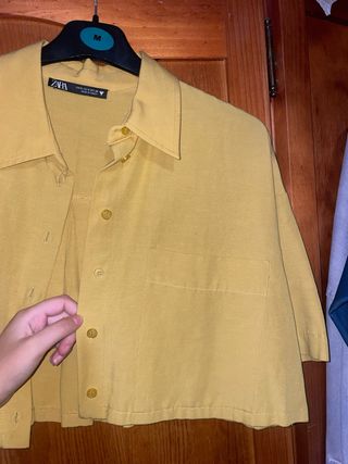 Camisa Zara amarilla corta talla S