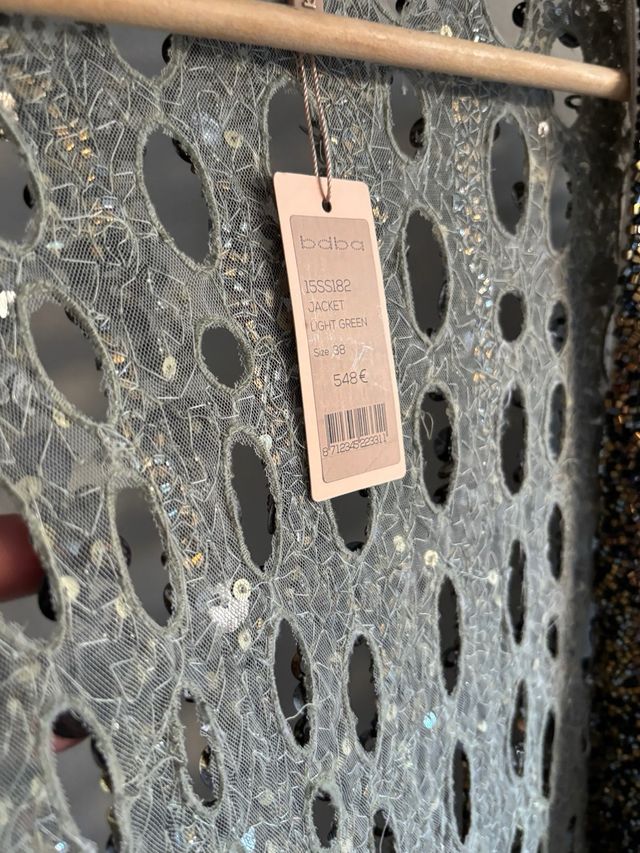 Chaqueta BDBA con abalorios y detalles plateados