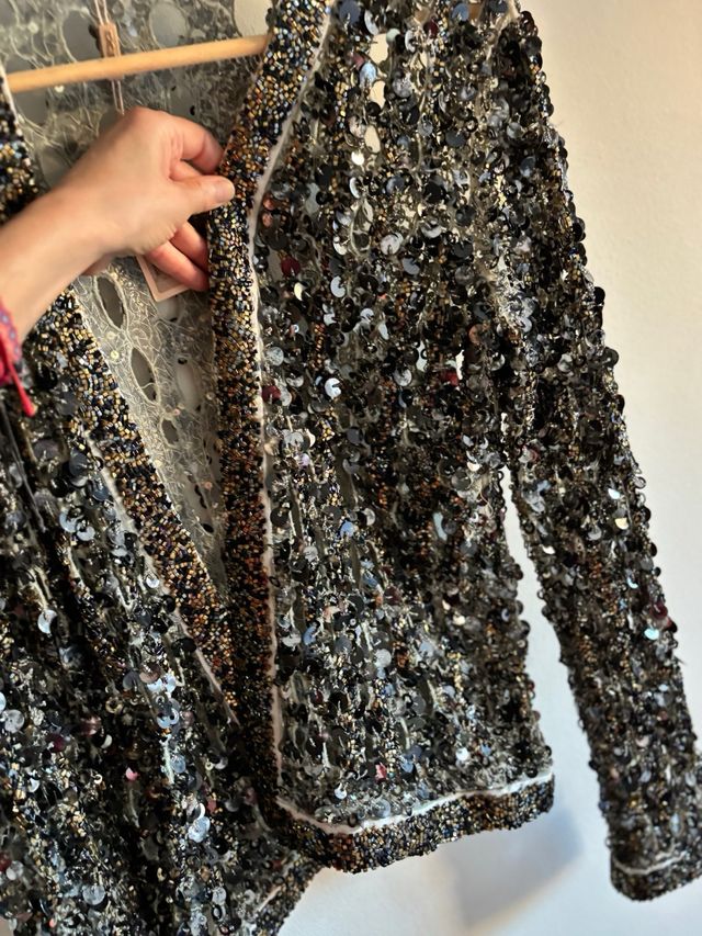 Chaqueta BDBA con abalorios y detalles plateados