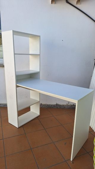Mesa escritorio con estantería blanca