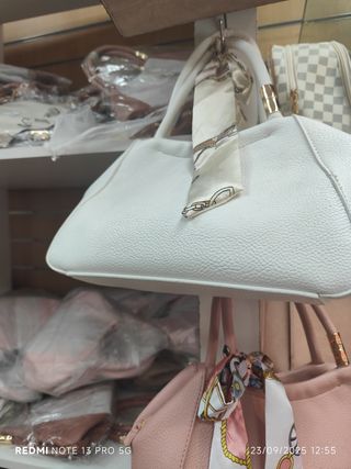 Bolso blanco y rosa con pañuelo