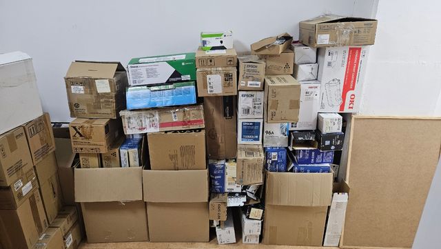 Lote de tóner original vacío.