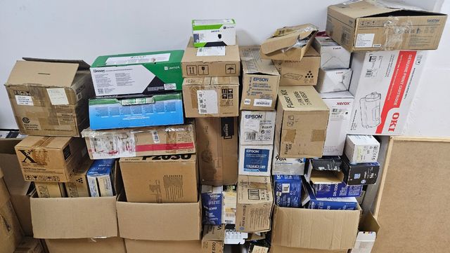 Lote de tóner original vacío.