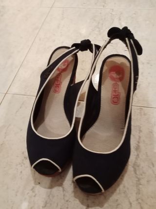 Cuñas azules con detalle de lazo