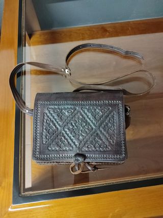 Bolso de piel marrón labrado