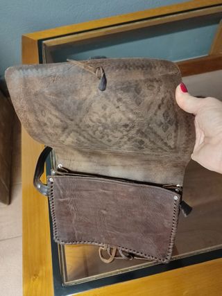 Bolso de piel marrón labrado