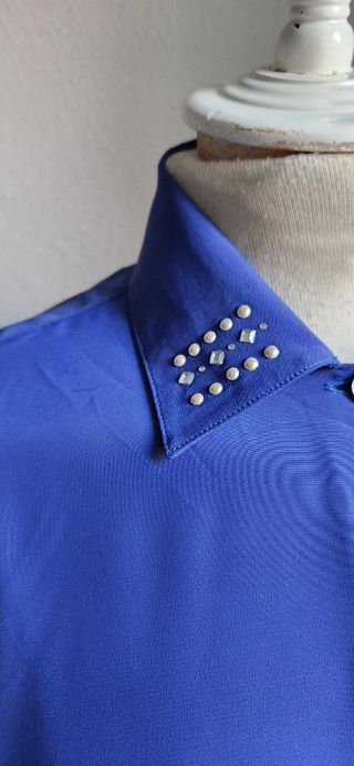 Blusa Vintage Azul con Detalles Plateados