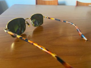 Gafas de sol doradas con patillas multicolor