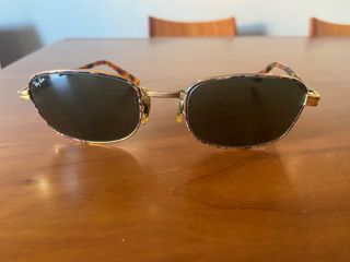 Gafas de sol doradas con patillas multicolor
