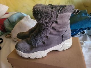 Botas de pelo grises