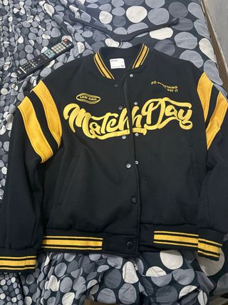 Chaqueta Bershka Negra y Amarilla