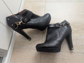 Botines de tacón negros con hebilla