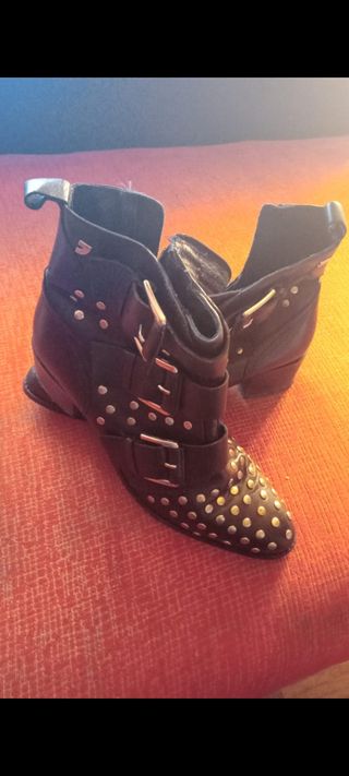 Botines Gioseppo Negros con Tachuelas y Hebillas