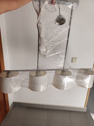 Lámparas de salón plateadas y blancas
Negociables 