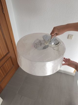 Lámparas de salón plateadas y blancas
Negociables 